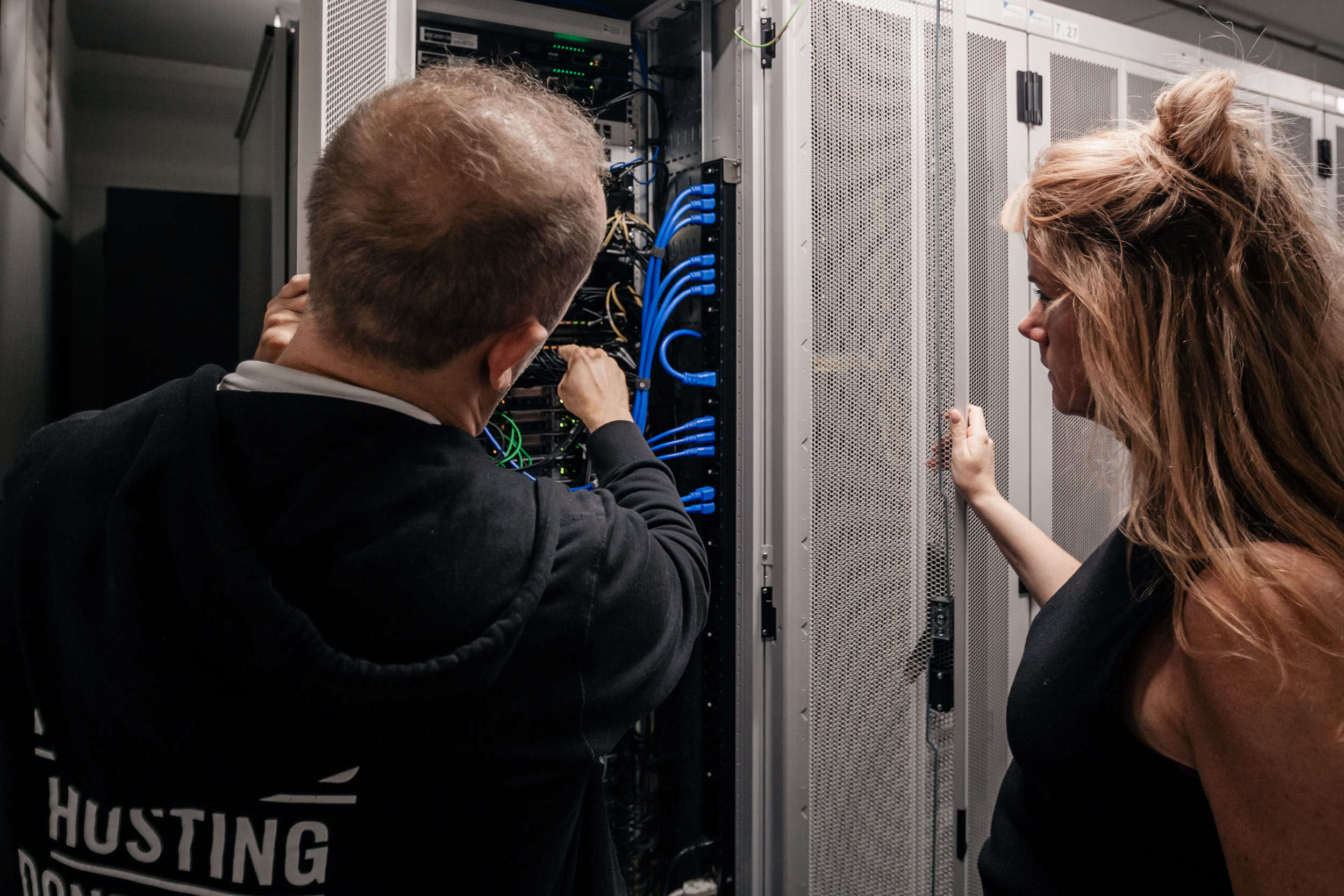 Colin van Rootnet met opdrachtgever CrisisNet bij serverracks